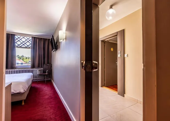 Les Trois Roses, Grenoble ホテル 4*